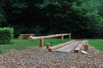 Kegelbahn aus Holz im Wald 3
